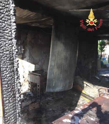 Lamezia, magazzino distrutto dalle fiamme