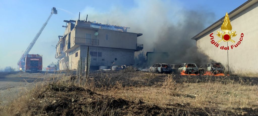 Abitazioni minacciate da vasto incendio a Cutro: situazione critica, intossicazioni da fumo