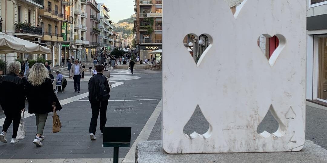 Cosenza, i vigili urbani tornano in strada: parte la stretta al commercio abusivo sull’isola pedonale