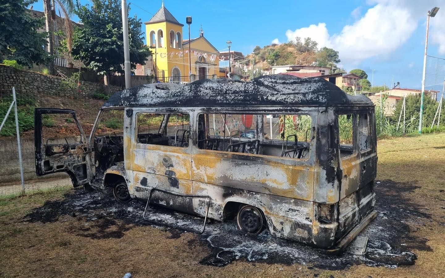 Incendiata nel Reggino la navetta di un’associazione, indagano i Carabinieri