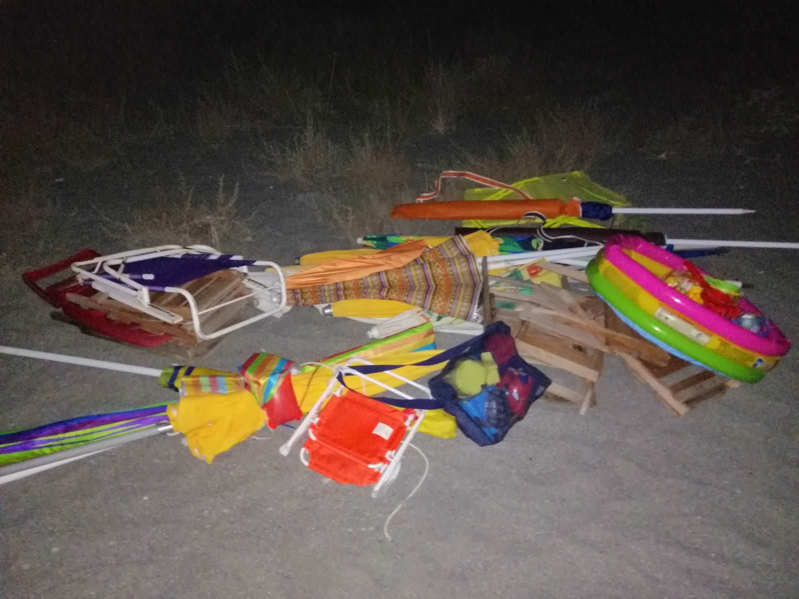 Ombrelloni e sdraio per “occupare” il posto in spiaggia, sequestrati