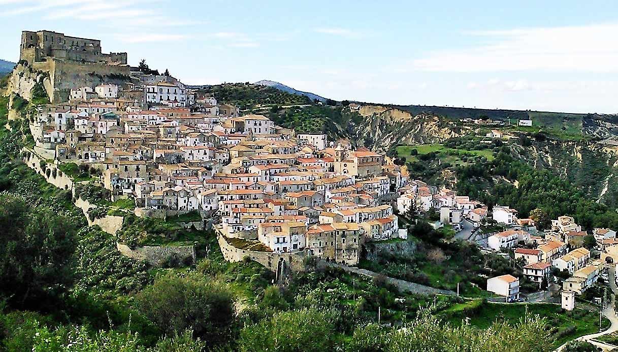 Potrà dire messa il parroco multato per la Via Crucis “solitaria”