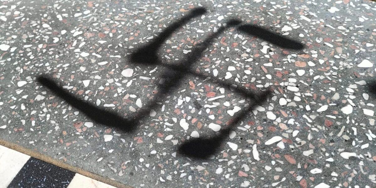 Svastiche e disegni nazisti nel Parco “Gianni Rodari” di Cinquefrondi, la rabbia del sindaco