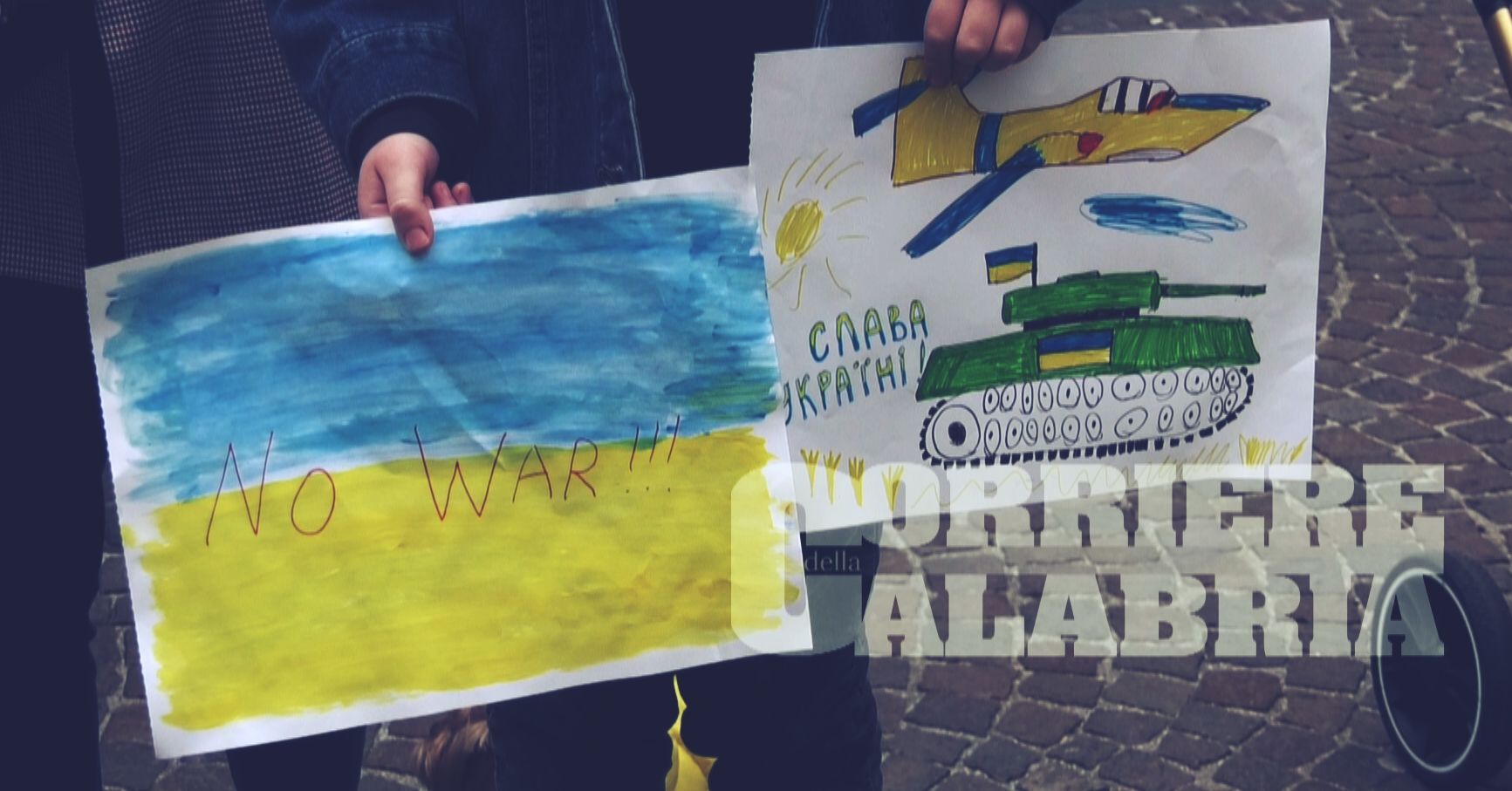 Lamezia in piazza contro la guerra: «Popolo ucraino, il mondo è dalla vostra parte» – VIDEO e FOTO