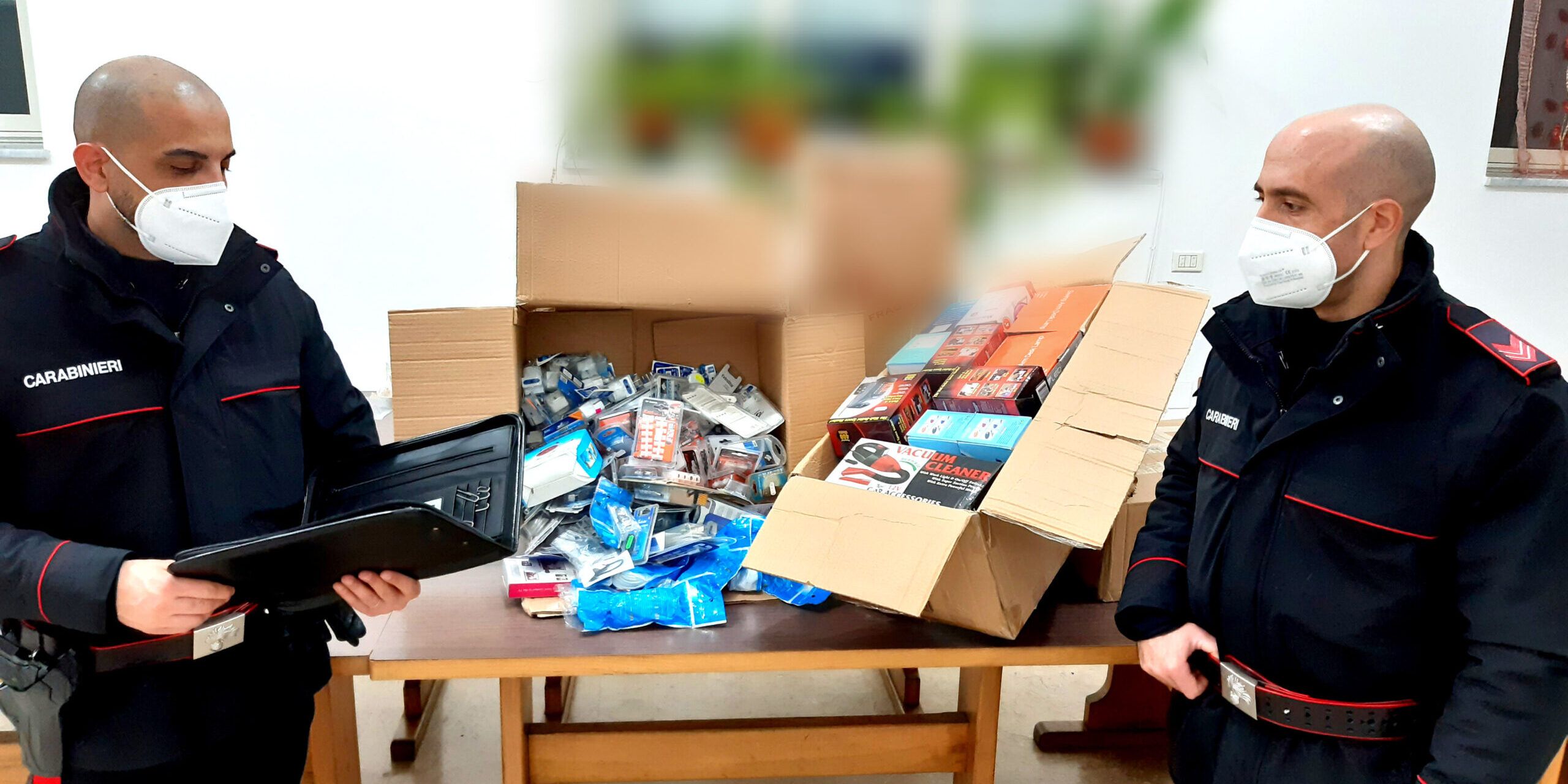 Sellia, Carabinieri sequestrano 1466 articoli di elettronica in un negozio di casalinghi