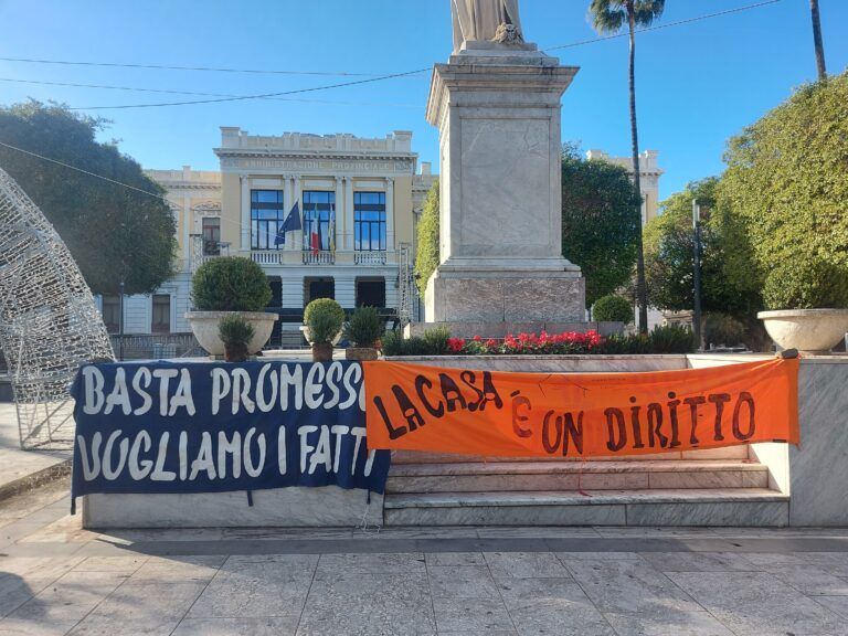 Emergenza abitativa, a Reggio il dramma delle famiglie in attesa degli alloggi. «Lasciati nel degrado» – VIDEO