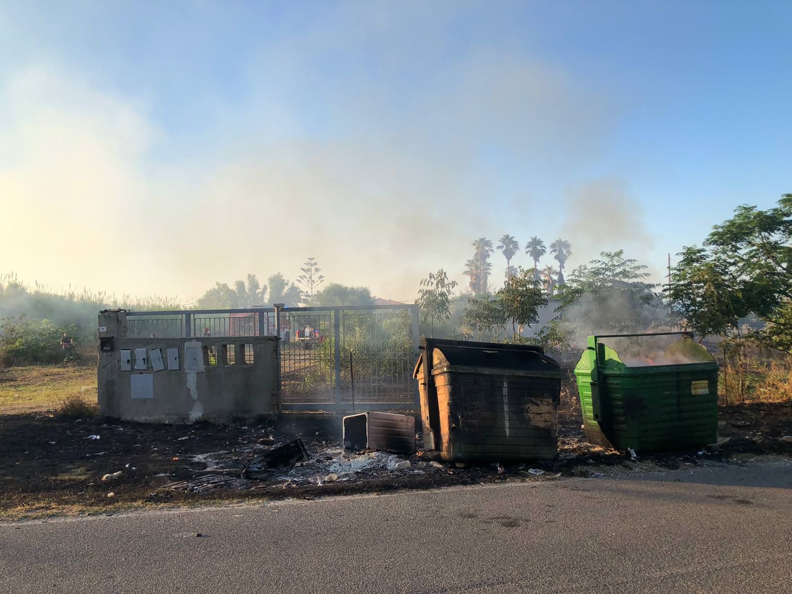 Crotone, incendio distrugge vasta area di Capocolonna