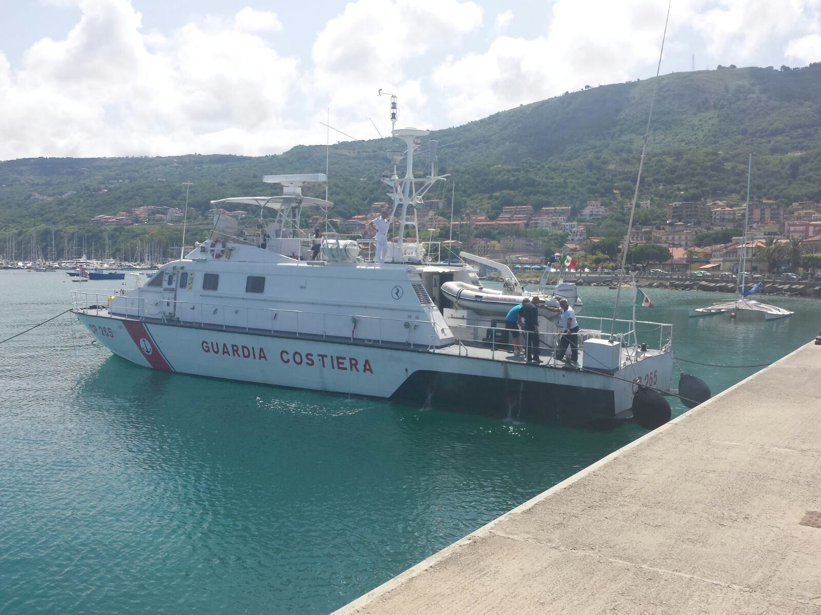 Pizzo, in panne su un acquascooter chiedono aiuto: soccorsi