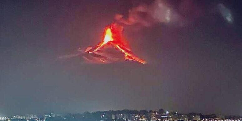 Eruzione dell’Etna, chiuso l’aeroporto e lo spazio aereo a Reggio Calabria