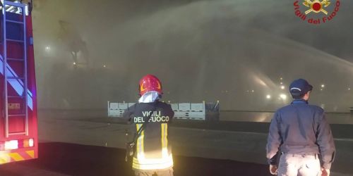 Portacontainer in fiamme nel porto di Gioia Tauro - FOTO E VIDEO
