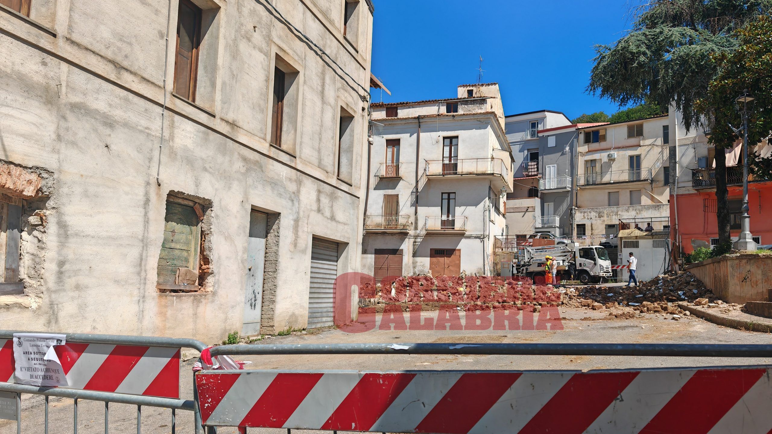 «Gli scricchiolii prima del crollo», la procura apre un’indagine sulla tragedia sfiorata a Sambiase – VIDEO