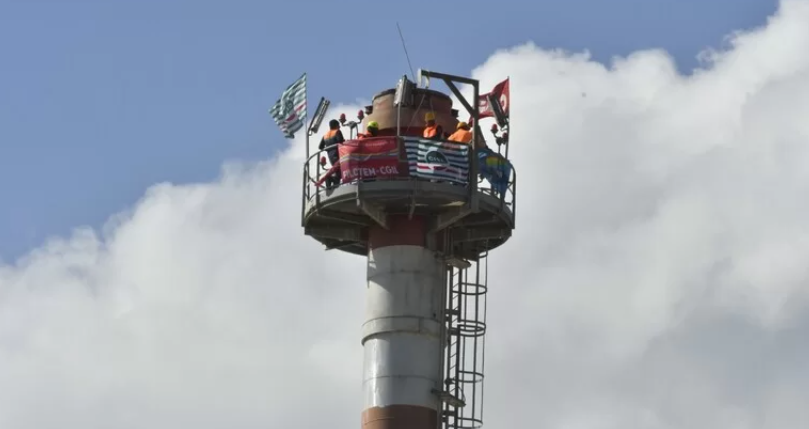 Cutro, gli operai scendono dalla vetta della ciminiera