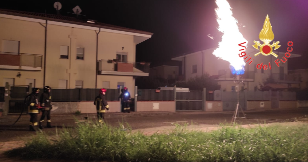 Fuga di gas da un bombolone crea il panico a Gizzeria, 12 famiglie evacuate – VIDEO