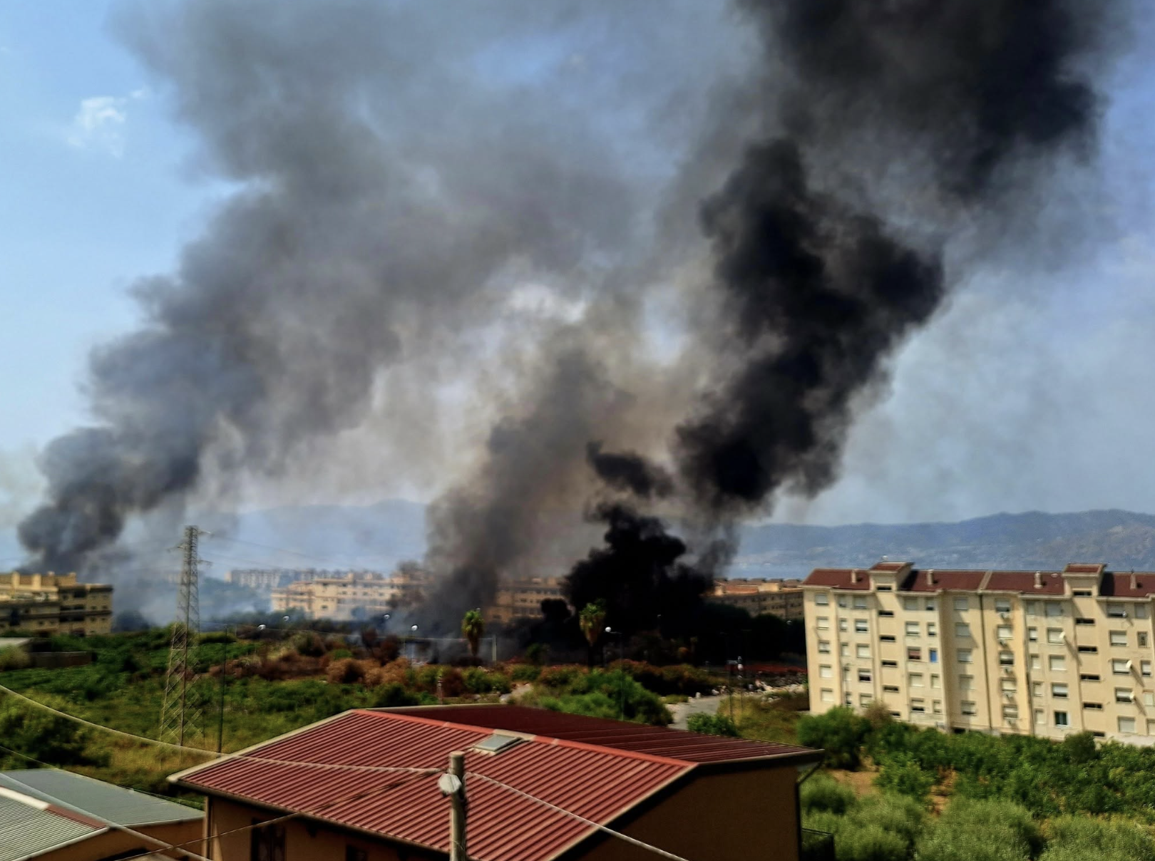 Reggio, nuovo incendio di rifiuti ad Arghillà: apprensione per la densa nube di fumo – VIDEO