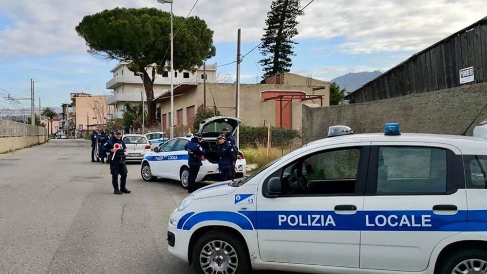 Blitz della polizia ad Arghillà: arrestate 11 persone per furti d’acqua e energia elettrica