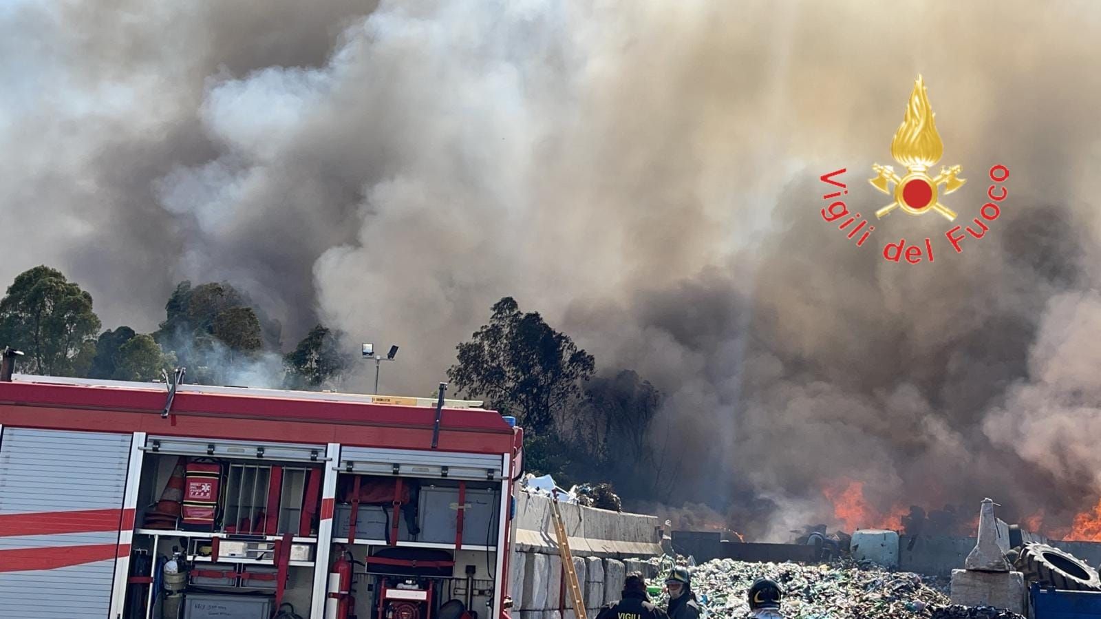In fiamme a Campo Calabro un’azienda di smaltimento rifiuti – FOTO