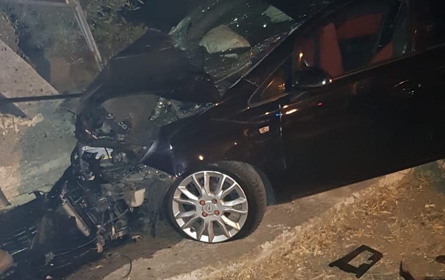 Auto sbatte contro un muro a Cariati, cinque ragazzi feriti: tre sono gravi