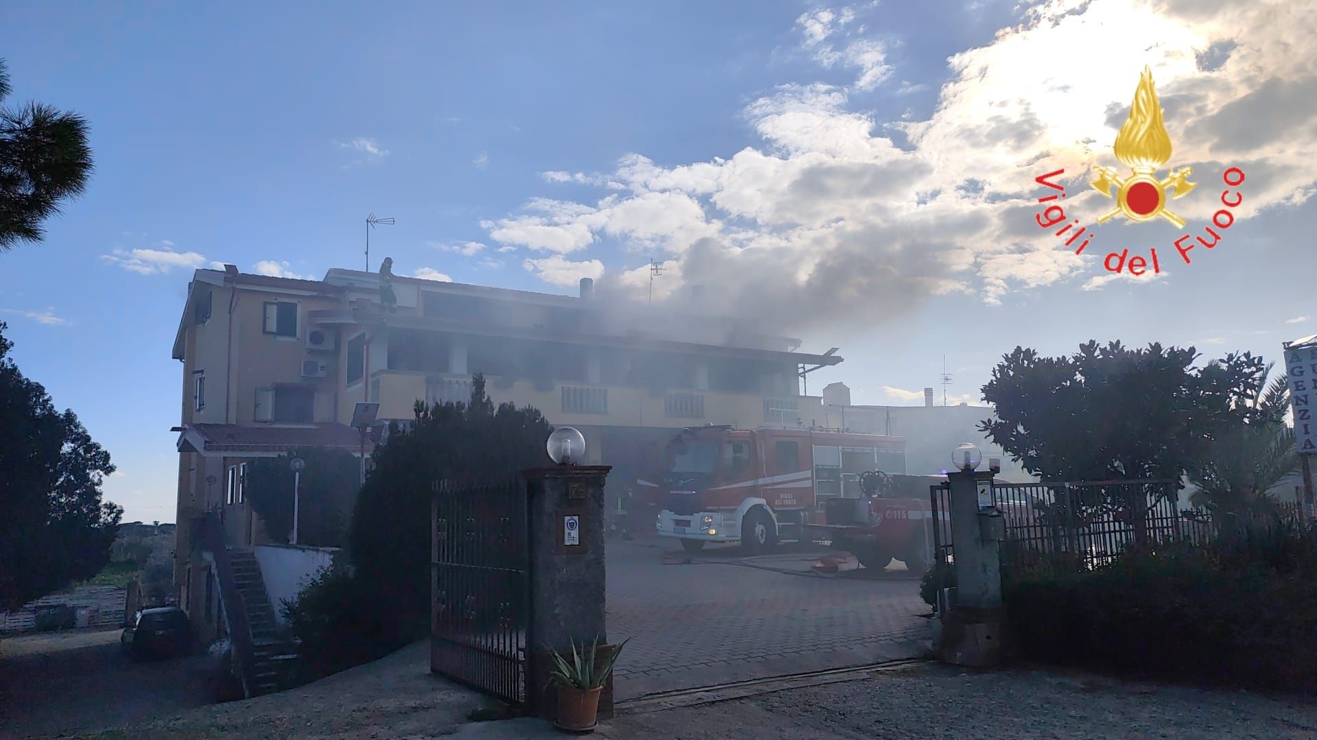 In fiamme un’abitazione a Sellia Marina, intervengono i Vigili del Fuoco – FOTO