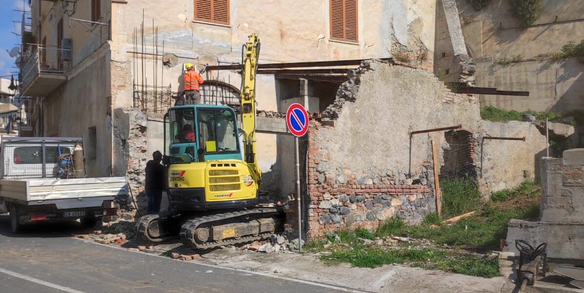 Cassano Jonio, dopo 25 anni demolito un fabbricato fatiscente e pericolante