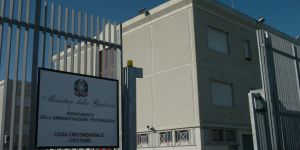 Cerca di introdurre droga in carcere, donna denunciata a Crotone
