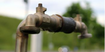 Guasto a una condotta dell’acqua a Catanzaro, disagi in tre quartieri. Chiuse alcune scuole