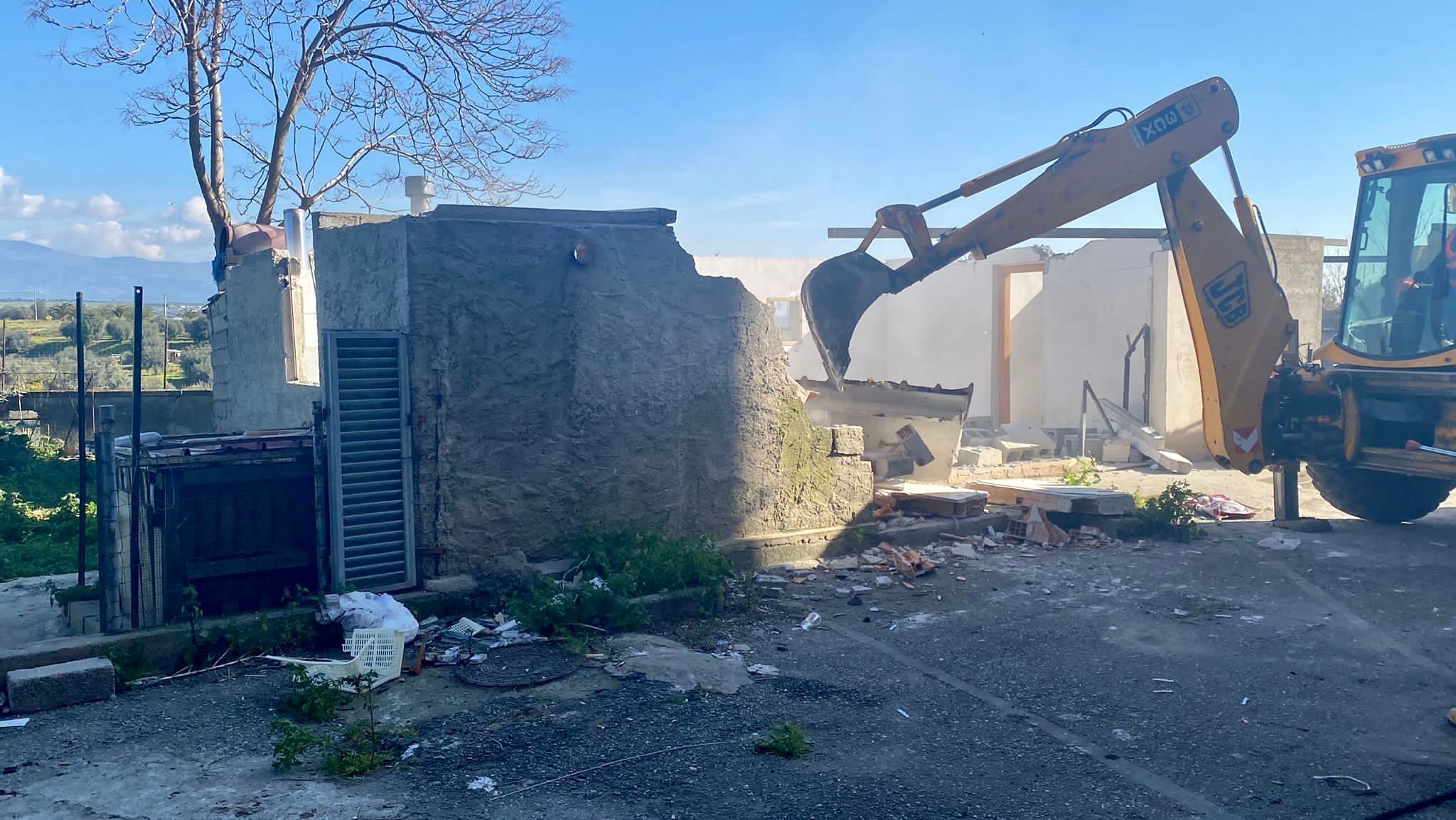 Cassano allo Ionio, parte la campagna di demolizione di 52 stabili abusivi – FOTO