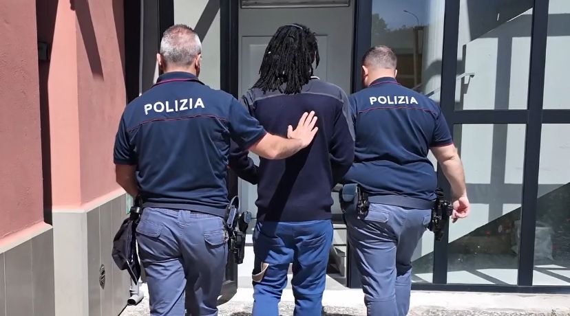 Catanzaro, molestie nei confronti di passanti: disposto il provvedimento di trattenimento di un nigeriano – VIDEO