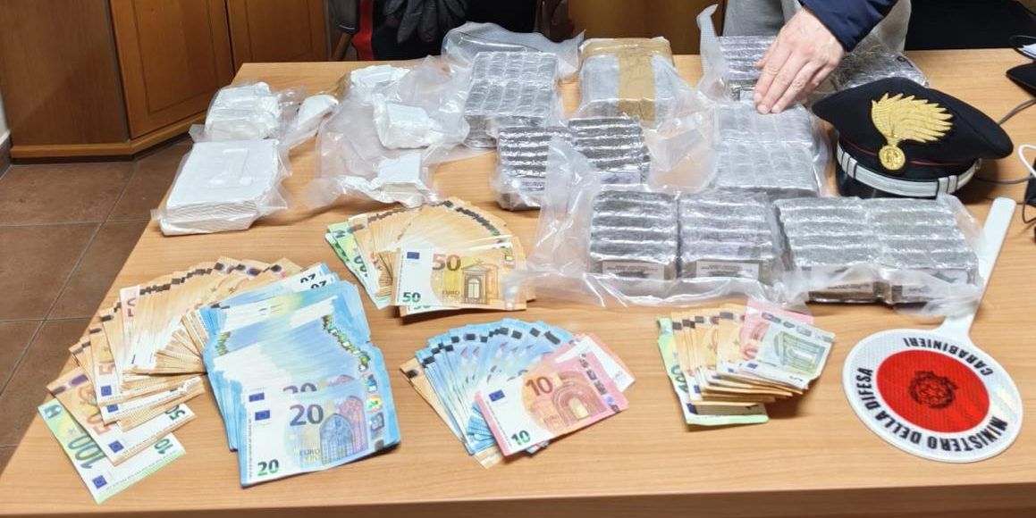 Cosenza, 30enne sorpreso con oltre un chilo di cocaina e hashish in valigia