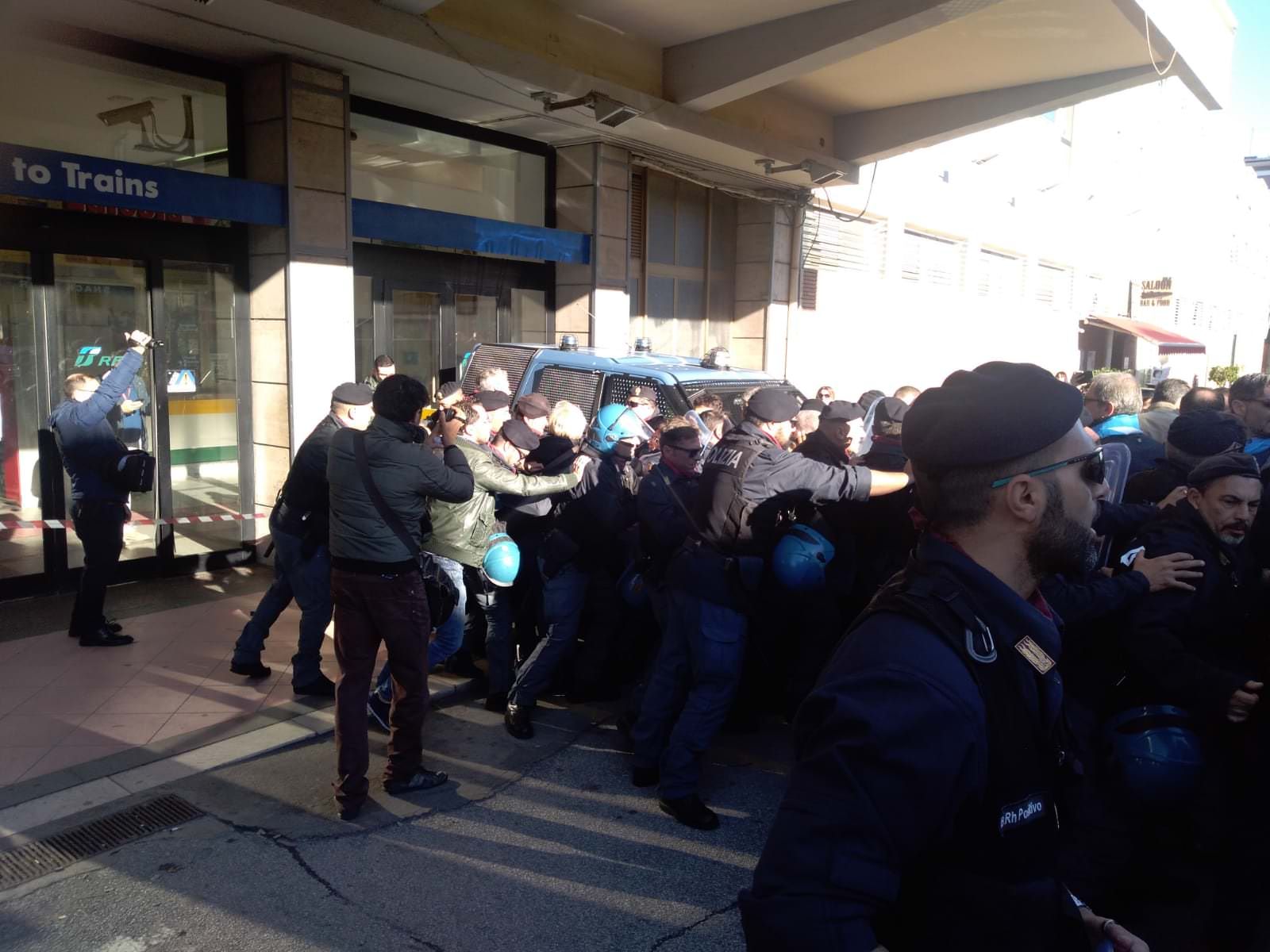 Manifestazioni per gli ex lsu-lpu, indagati i vertici di Cgil, Cisl e Uil