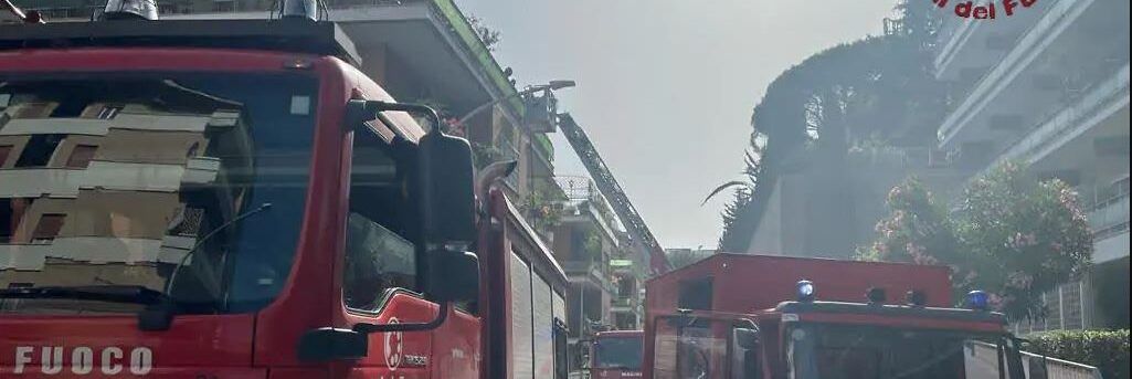 In fiamme una palazzina a Roma. Muore un uomo