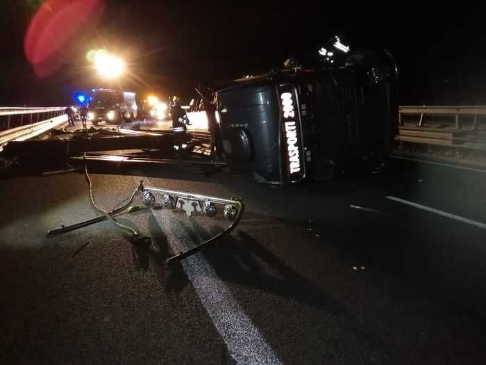 Tir sbanda e si rovescia sull'A2, un ferito
