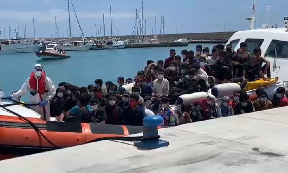 Organizzavano “viaggi” per migranti. Arrestati due scafisti