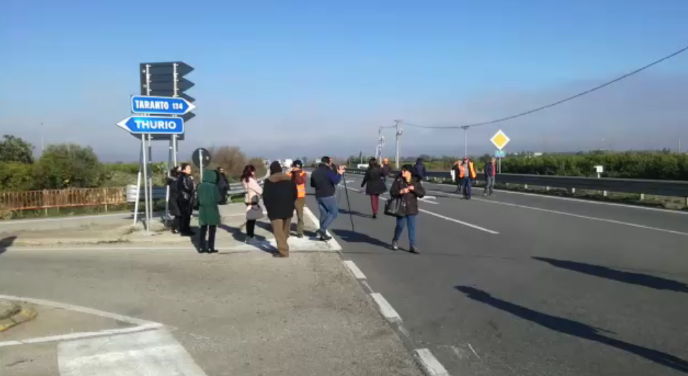 Al via i lavori agli argini del Crati, rientra la protesta sulla 106