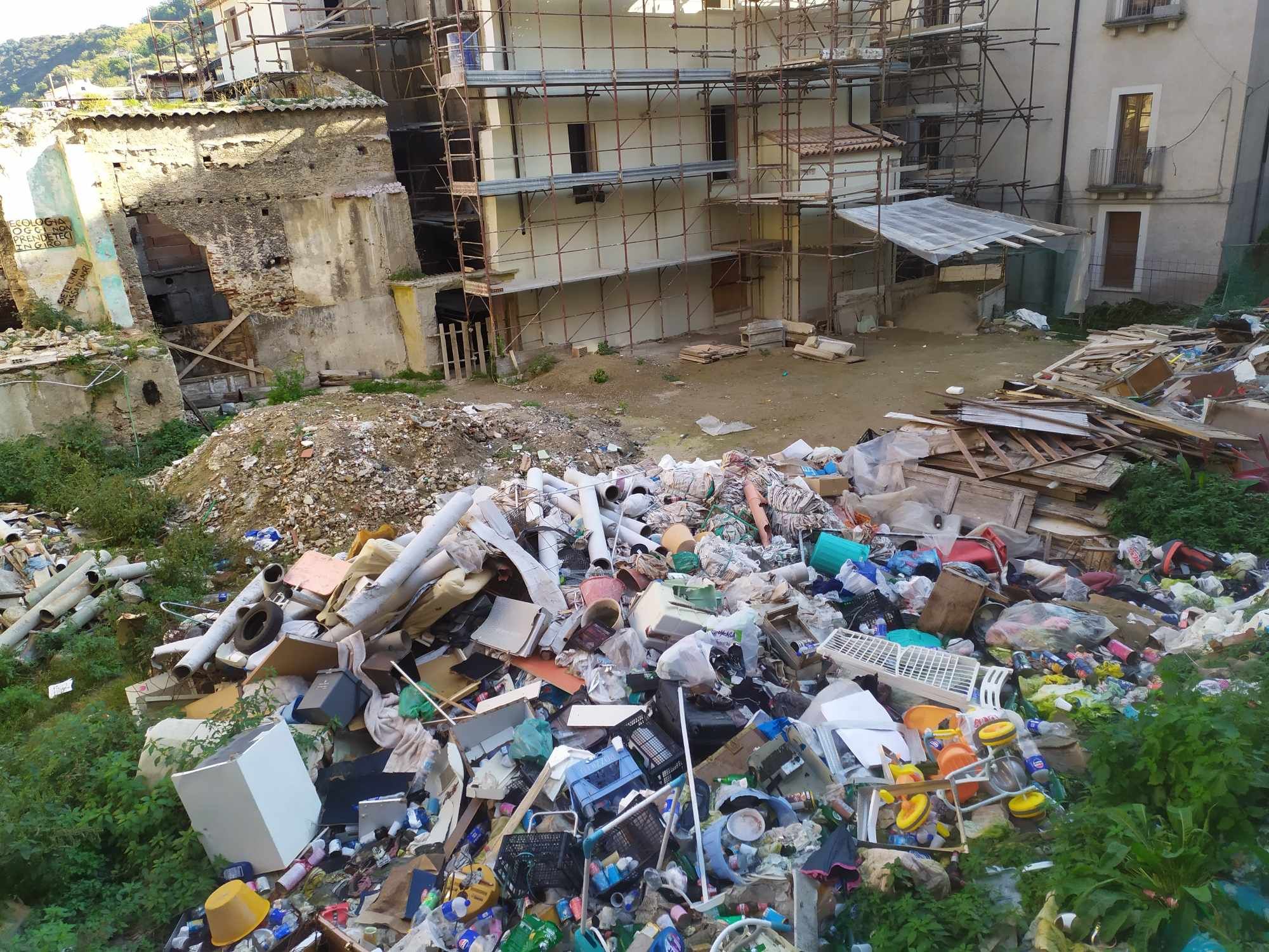 Fine cantieri mai: così a Cosenza finisce in discarica il sogno della rigenerazione urbana – FOTO