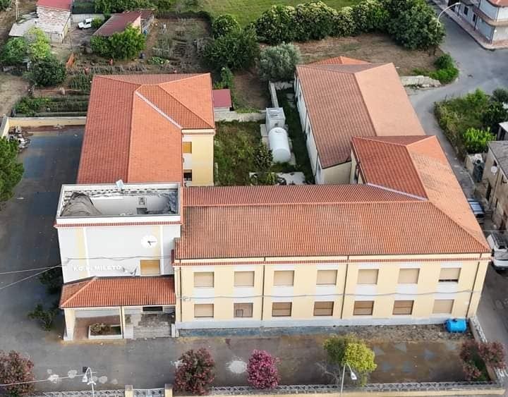 Mileto, crolla il tetto di una scuola elementare