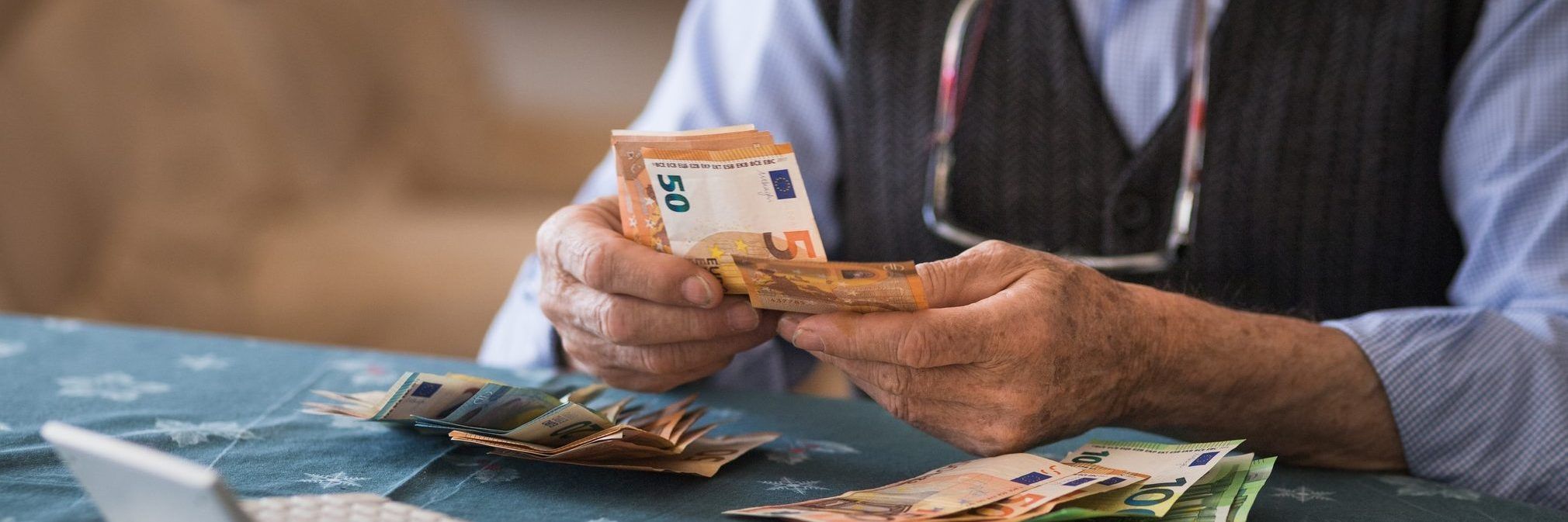 Pensione a 64 anni per tutti, ma il conto è salato: fino a 366 euro in meno al mese