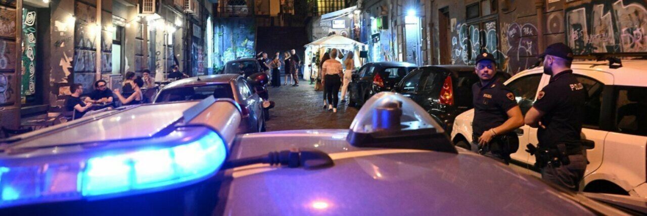 Uccide la madre a coltellate a Napoli, fermato 17enne
