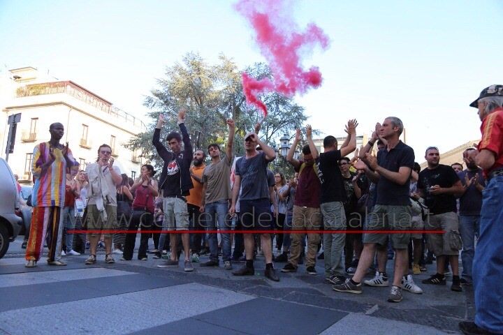 Cariche della polizia al sit-in contro Salvini. IL VIDEO