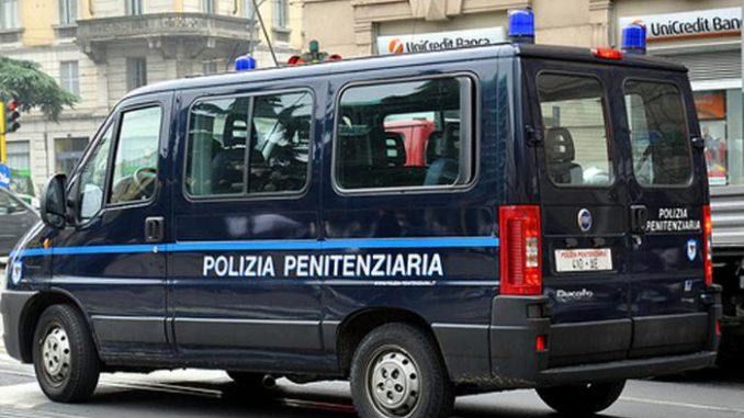 La struttura non lo accoglie, detenuto dorme sul furgone con gli agenti