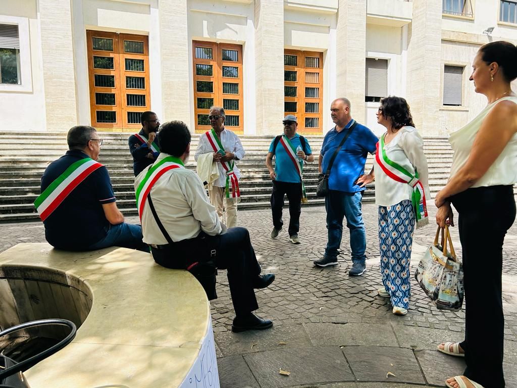 Terzo megalotto Sibari-Roseto, i sindaci concludono il sit-in in Prefettura – FOTO