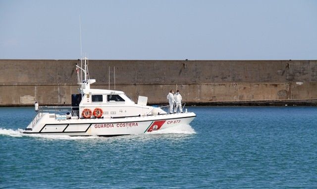 Trascinato al largo dalla corrente, 16enne salvato dalla Guardia costiera