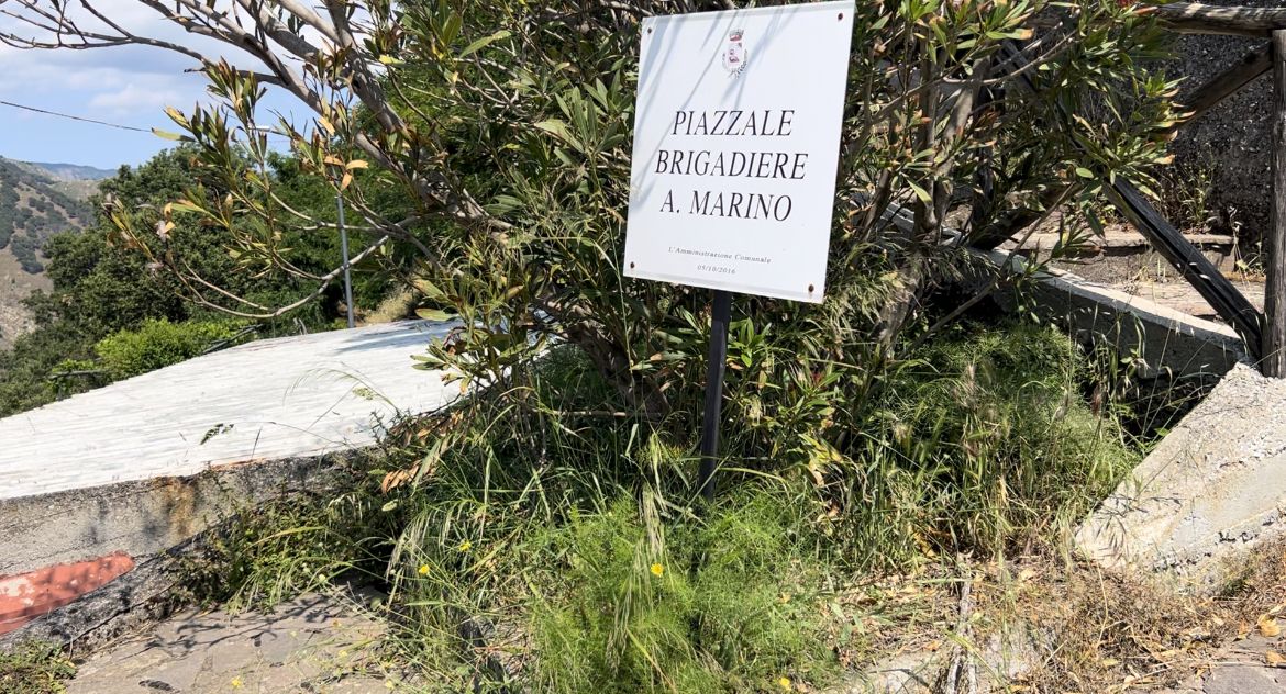 San Lorenzo: tra spopolamento, disservizi e il degrado nel piazzale dedicato al brigadiere Marino – FOTO