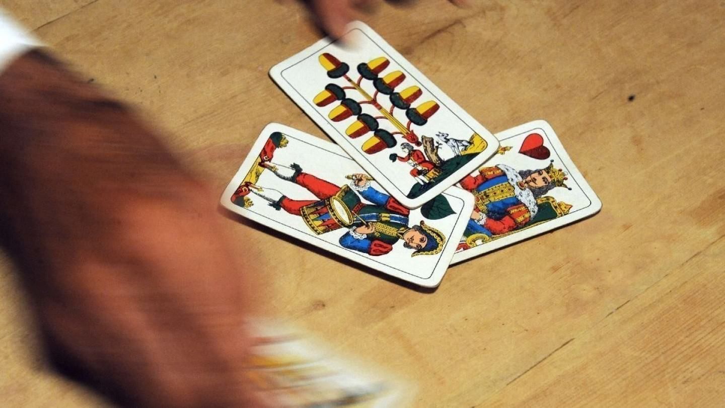 Via il divieto, a Soriano si torna a giocare a carte in strada