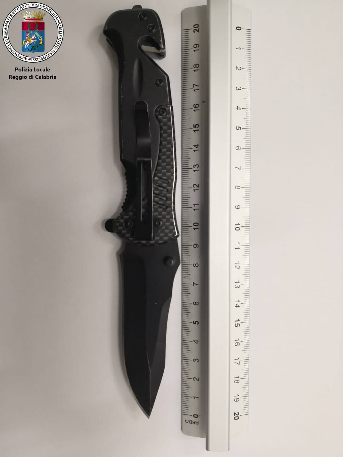 Sfugge al posto di blocco, denunciato minorenne a Reggio: trovato in possesso di un coltello