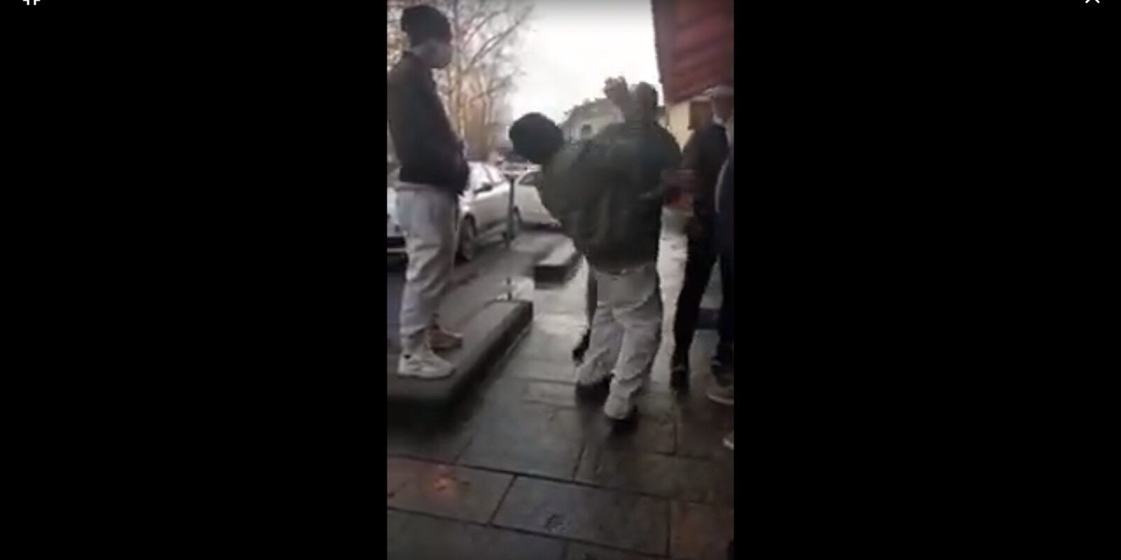 «Di chi dovrei aver paura, eh?», poi lancia il rivale nel torrente a Reggio Emilia – VIDEO