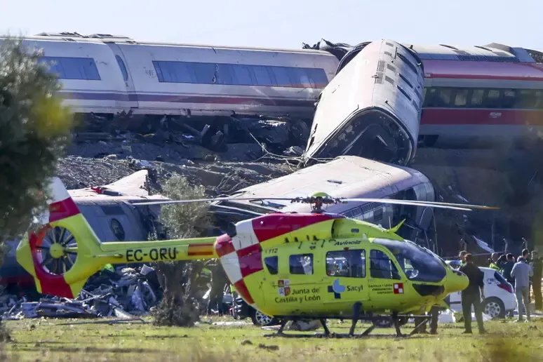 Scontro tra due treni in Spagna: decine di morti e feriti