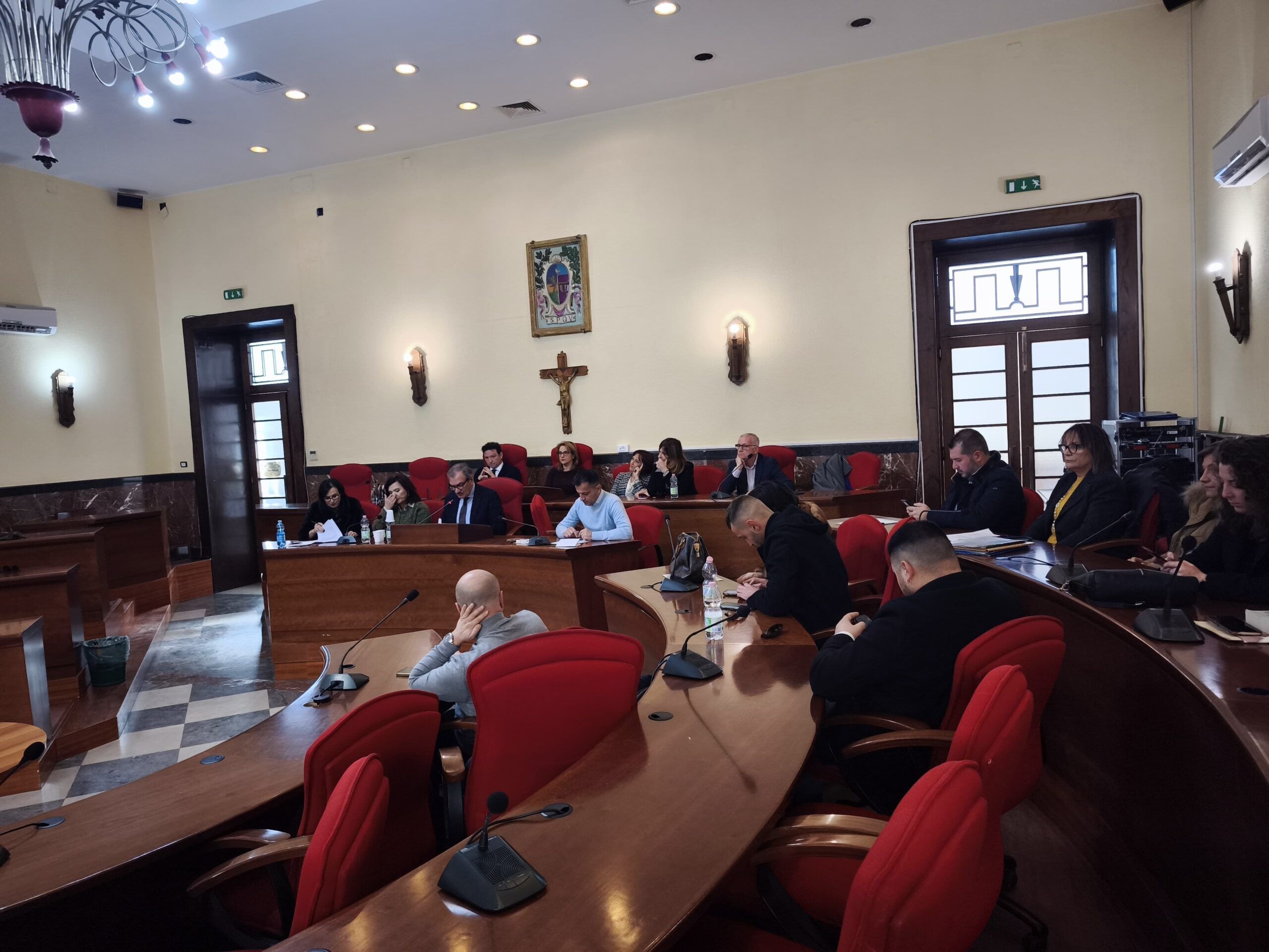 Crepe nella maggioranza a Vibo, l’opposizione attacca: «Un fallimento politico»