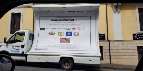 «A Lamezia il commercio è morto». Il mega cartellone di protesta in giro per la città