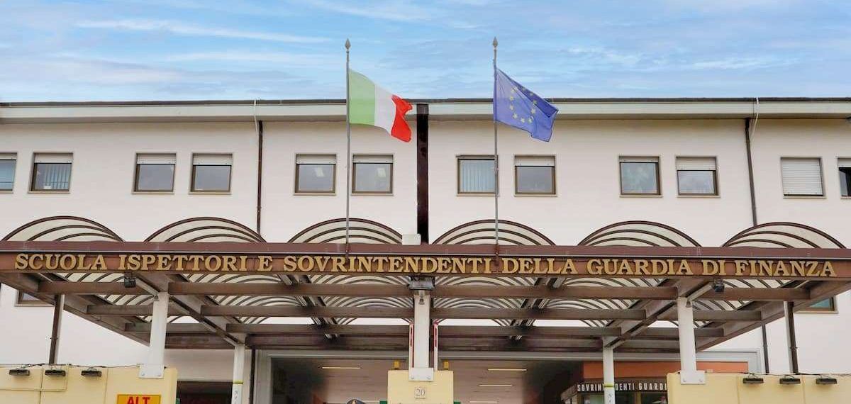 Precipita dal terzo piano della scuola della Guardia di Finanza, grave 22enne