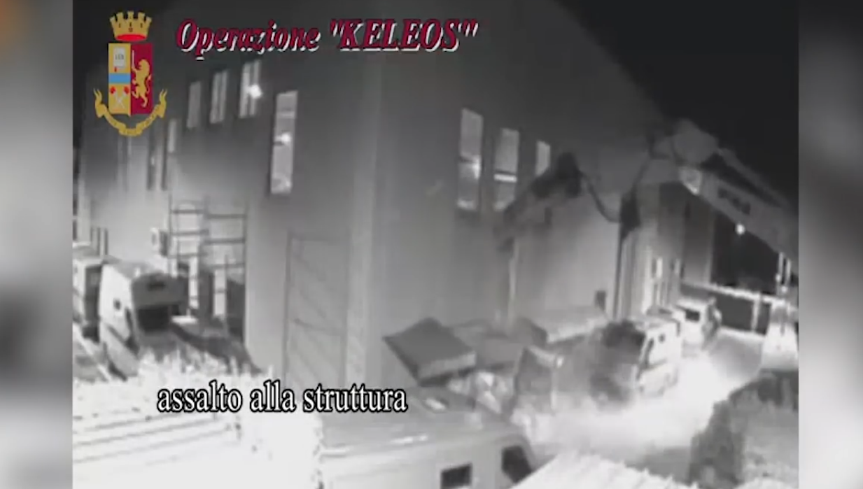 Il colpo al caveau, la fuga in Puglia e la latitanza garantita dagli “amici” della ‘ndrangheta